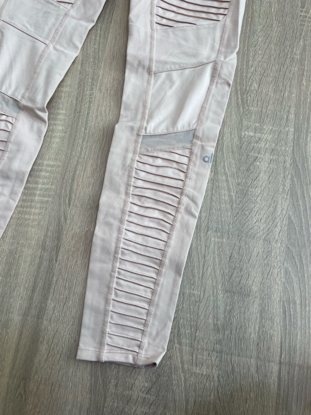 ALO Yoga Blush Pink Highrise Moto Leggings w/ mesh & accordion pleats. Size M - Picture 3 of 10